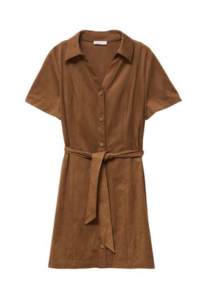 Robe marron à manches courtes avec ceinture, réalisée en tissu doux. Elle présente un col à revers et une fermeture à boutons devant avec des boutons ronds dorés.