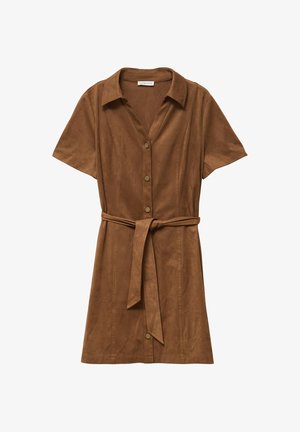 Robe marron à manches courtes avec ceinture, réalisée en tissu doux. Elle présente un col à revers et une fermeture à boutons devant avec des boutons ronds dorés.