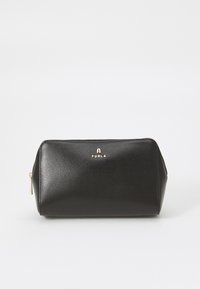 Borsa cosmetica in pelle nera con superficie testurizzata e dettagli in metallo dorato. Presenta una chiusura con zip e un logo sulla parte anteriore.