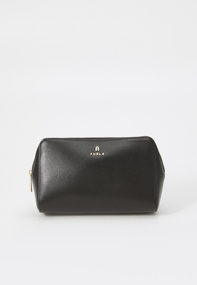 Trousse de maquillage en cuir noir avec surface texturée et quincaillerie dorée. Elle dispose d'une fermeture éclair et d'un détail de logo à l'avant.