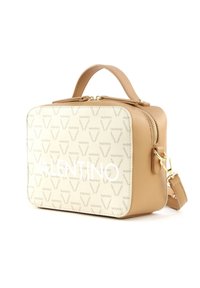 Tan faux läderväska med en krämfärgad panel som har ett upprepat logomönster, topphandtag, avtagbar axelrem och detaljer i guld.