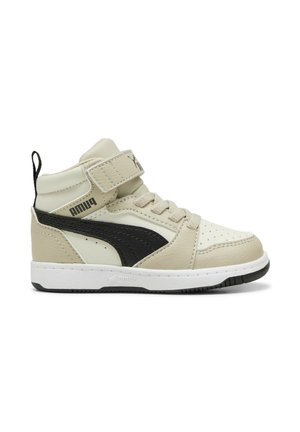 Sneaker beige e bianca con tomaia alta, striscia nera, lacci, cinturino in Velcro e suola imbottita bianca, vista laterale su sfondo bianco.
