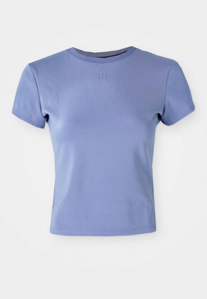 Tricou ajustat de culoare mov deschis, realizat dintr-un material ribbit, cu decolteu rotund și mâneci scurte. Include un accent logo mic pe piept.