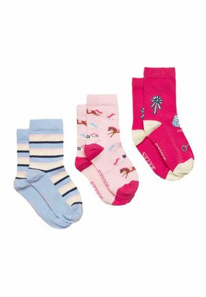 Drie paar kindersokken: blauw met crèmekleurige en marineblauwe strepen, roze met paarden en ruitersportmateriaal, en donkerroze met ruiterthema motieven.