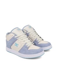 Sneakers typu high-top z białej skóry i jasnoniebieskiego zamszu. Cechy obejmują kontrastowe niebieskie logo, gumową podeszwę i białe sznurówki.