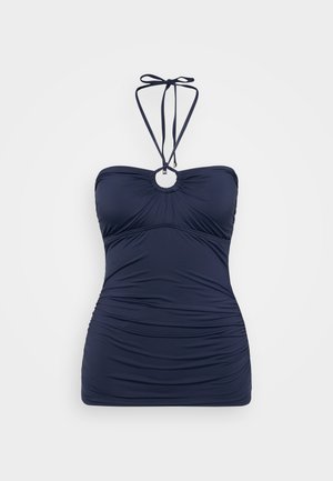 Granatowy tankini z halterem, marszczonym fasonem, centralnym detalem w postaci pierścienia oraz miękką, teksturowaną tkaniną dla komfortu i zakrycia.