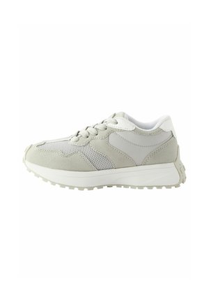 Baskets de sport gris clair en matériau mesh et suède, à bout rond, avec un laçage à l'avant et une semelle texturée pour plus d'adhérence. Accents blancs sur les côtés.