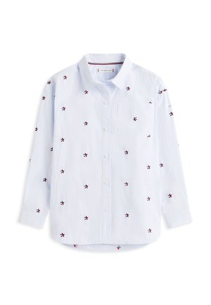 Άσπρο μακρυμάνικο πουκάμισο με λεπτές μπλε κάθετες ρίγες και διάσπαρτη μικρή κεντητή διακόσμηση από κόκκινα, άσπρα και μπλε αστέρια, με μία τσέπη στο στήθος.