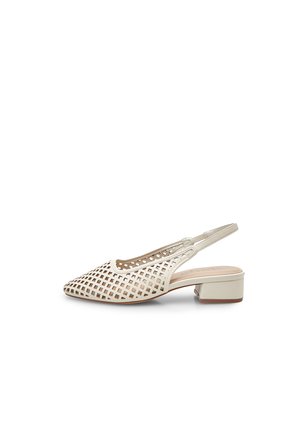 Scarpa slingback beige con design traforato, punta appuntita e tacco basso a blocco. Il materiale appare liscio con una finitura lucida.