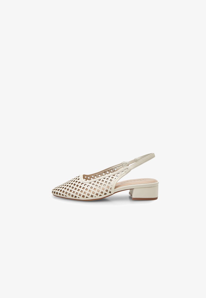 Zapato slingback beige con diseño perforado, puntera puntiaguda y tacón bajo de bloque. El material parece suave con acabado brillante.