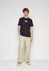 Calvin Klein CUT THROUGH LOGO - Apdrukāts T-krekls - black