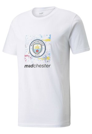 Bílý bavlněný tričko s barevným grafickým motivem obsahujícím logo Manchester City a text "madchester" napsaný černě pod ním.