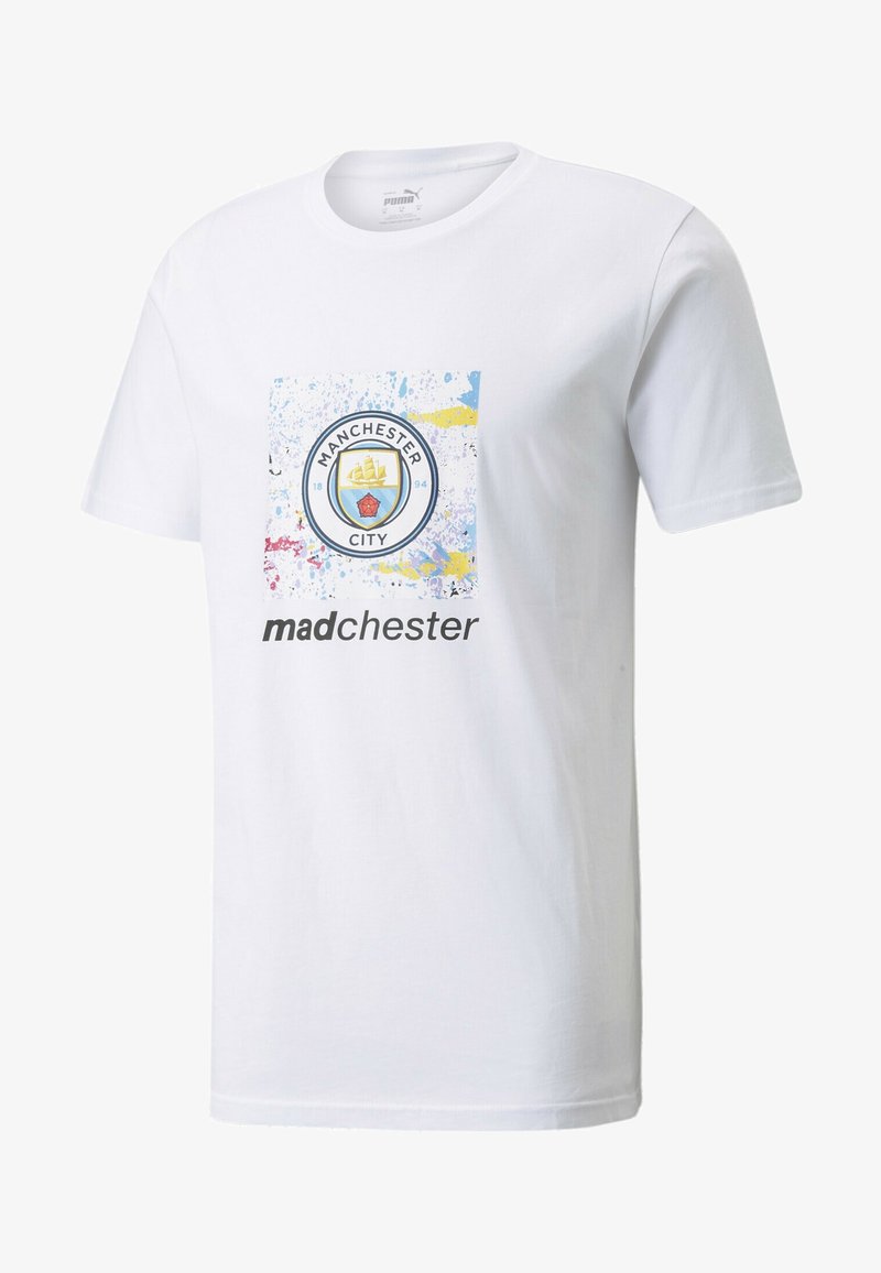 Bílý bavlněný tričko s barevným grafickým motivem obsahujícím logo Manchester City a text "madchester" napsaný černě pod ním.