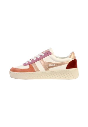 Baskets Gola avec un design en daim blanc, rose et rouge, dotées d'une semelle texturée, de rayures contrastantes et d'un logo sur le côté.