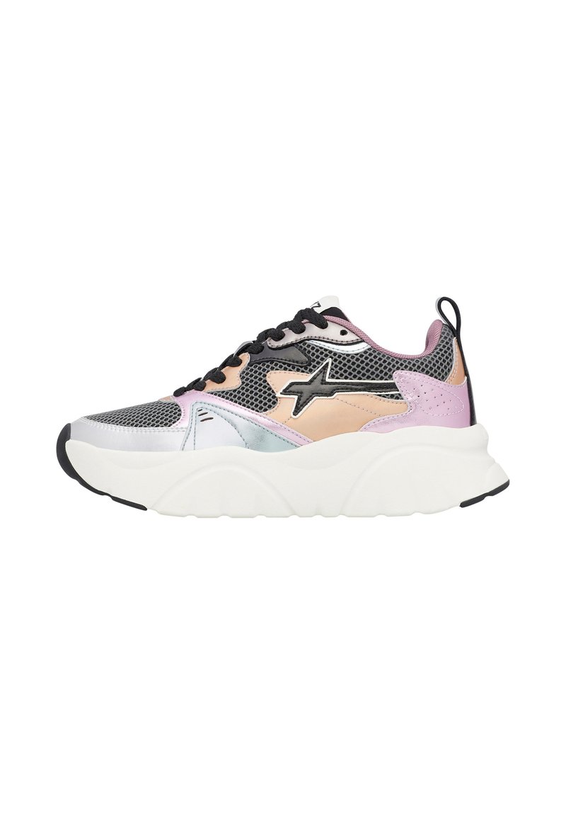 Sneaker chunky con suola in gomma bianca, tomaia in rete nera e argento, dettagli in pelle rosa e pesco, lacci neri e dettaglio a stella.