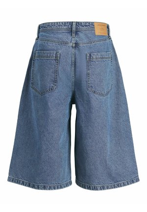 Short en jean bleu longueur genou avec deux poches arrière et une étiquette de marque sur le côté droit de la ceinture.