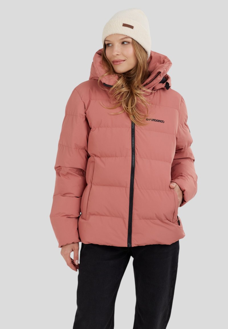 Chaqueta acolchada rosa con capucha, con cremallera y detalles en negro; combinada con un gorro de lana crema. Textura suave, diseño casual.
