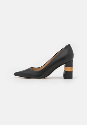 Escarpin pour femme en cuir noir, à bout pointu et talon épais avec une bande horizontale couleur beige.