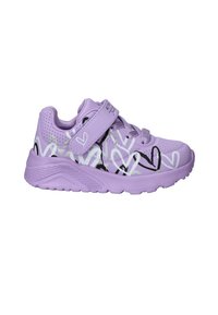 Paarse sportschoenen met een klittenbandsluiting hebben een hartjespatroon in zwart en groene accenten op een textuur oppervlak en rubberen zool.