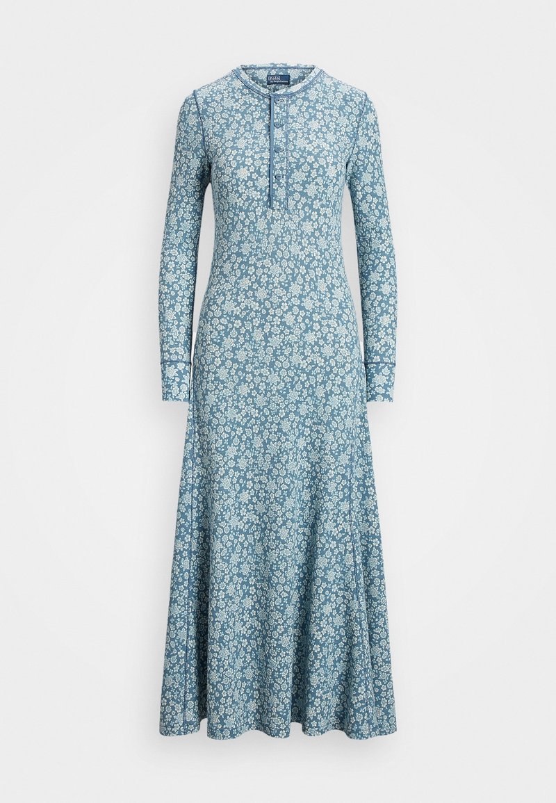 Blå långärmad maxiklänning med vitt blommönster, rund halsringning och knappslå längs den övre framsidan.