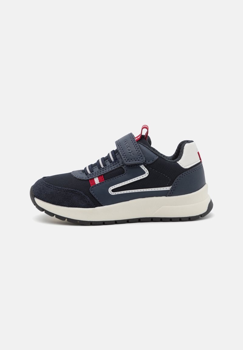 Sneaker blu navy con una tomaia in suede testurizzato e mesh, suola in gomma bianca, cinturino in Velcro e accenti rossi sui lati e sul tallone.