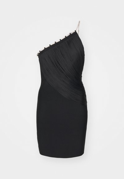 Robe noire asymétrique mettant en avant un tissu plissé, des accents métalliques et une silhouette ajustée. Longueur courte avec un détail drapé sur le côté.