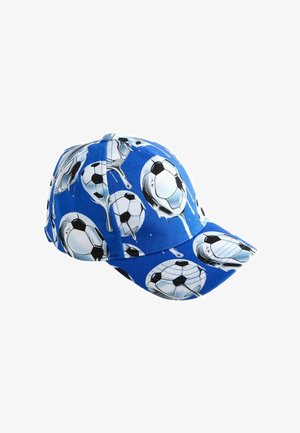 Niebieska czapka z daszkiem z wzorem białych i czarnych piłek nożnych, z rozpryskami przypominającymi krople farby.