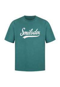 Camiseta de manga corta de color verde azulado, hecha de un tejido suave, con el texto blanco "Smilodox" en estilo cursivo en el pecho.