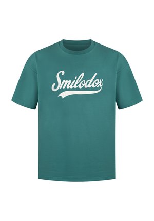Teal kortærmet t-shirt lavet af blødt stof, prydet med den hvide tekst "Smilodox" i kursiv stil på brystet.