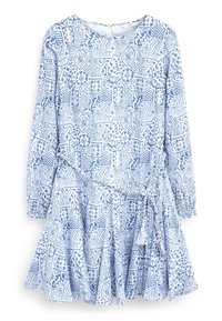 Robe à manches longues, bleue et blanche avec un motif géométrique. Taille froncée et jupe évasée, réalisée en tissu léger et texturé.