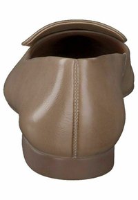 Béžová kožená nazouvací bota s kulatou zadní částí, hladkým povrchem a středovým švem; minimalistický design bez viditelného kování.