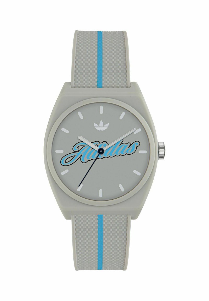 Orologio da polso Adidas grigio con striscia azzurro chiaro su cinturino testurizzato, quadrante minimalista con logo Adidas e marchio in corsivo, indicatori delle ore bianchi.
