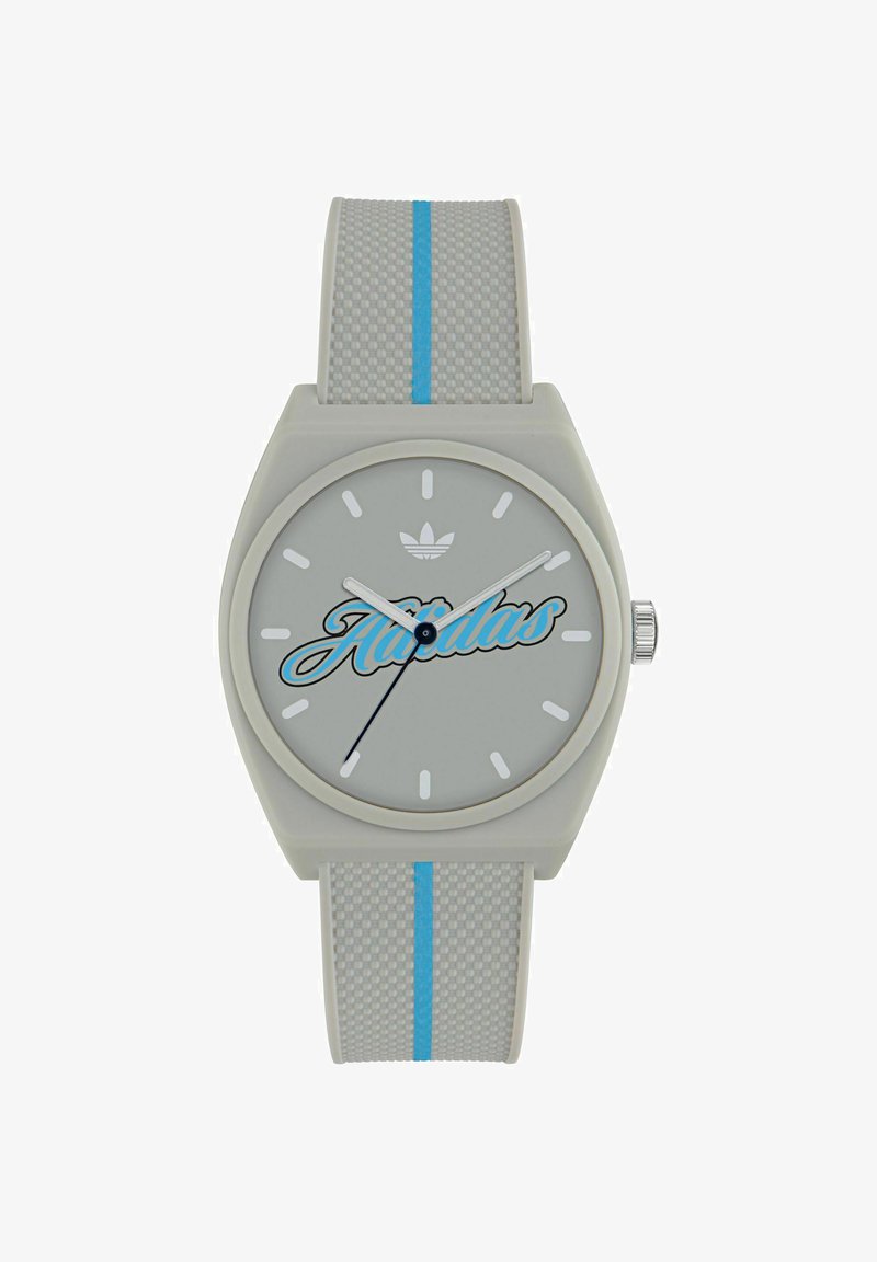 Orologio da polso Adidas grigio con striscia azzurro chiaro su cinturino testurizzato, quadrante minimalista con logo Adidas e marchio in corsivo, indicatori delle ore bianchi.