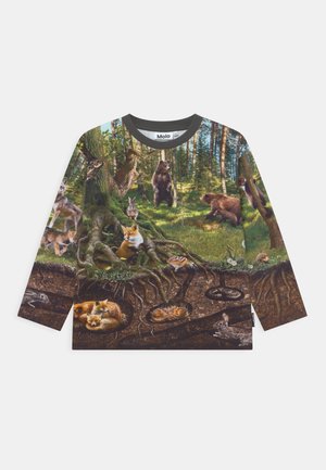 Langarmshirt met een boslandschap met verschillende dieren; kleuren zijn groen, bruin en oranje. Gemaakt van een zachte, gestructureerde stof.