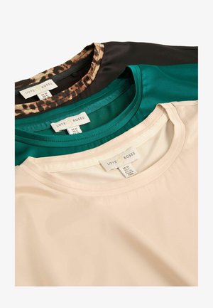 Három rövidujjú felső egymásra pakolva: fekete leopárdmintával, türkiz és bézs. Sima anyag, kerek nyakkivágás, címkék láthatóak mindegyiken.