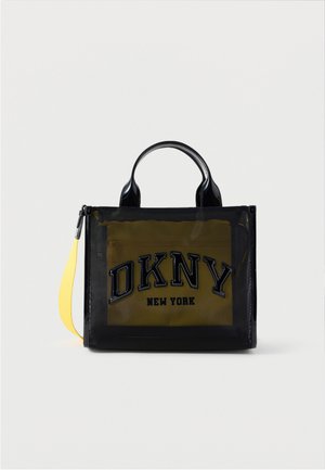 Čierna priehľadná taška typu tote so žltým vnútorným vreckom a výrazným nápisom "DKNY NEW YORK", vybavená krátkymi rúčkami a žltým ramenným popruhom.