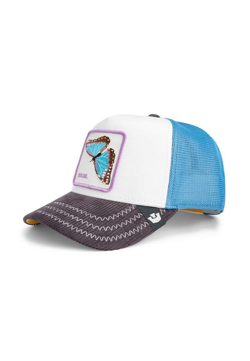 Czapka trucker w białej przedniej części, niebieskich siateczkowych bokach, z naszywką w kształcie motyla w kolorach turkusowym i brązowym oraz szarym daszkiem z dekoracyjnym przeszyciem.