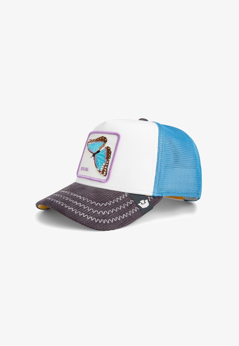 Czapka trucker w białej przedniej części, niebieskich siateczkowych bokach, z naszywką w kształcie motyla w kolorach turkusowym i brązowym oraz szarym daszkiem z dekoracyjnym przeszyciem.
