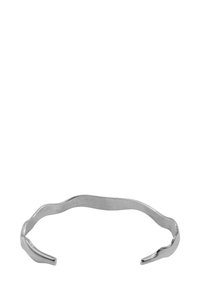 Bracciale a manica in argento con un design ondulato. Realizzato in metallo, presenta una texture liscia e estremità affusolate, creando una silhouette irregolare.
