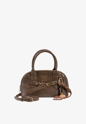 Bruine leren handtas met dubbele handvatten, verstelbare schouderriem, gouden accenten en een sleutelhanger met een mini voetbal en een "SKL TREND" label.