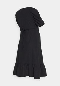 Vestido preto com corpete justo e mangas bufantes, apresentando um detalhe de laço na cintura e uma barra em camadas. Feito de tecido texturizado.