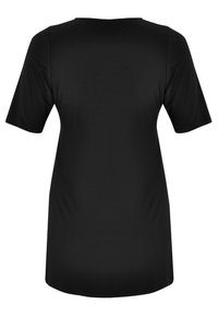 Sort kortærmet top med rund halsudskæring, glat tekstur og længere bagkant. Ingen synlige mønstre eller accenter.