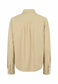 Chemise beige à manches longues avec poignets boutonnés et un pli creux au centre du dos, vue de dos.
