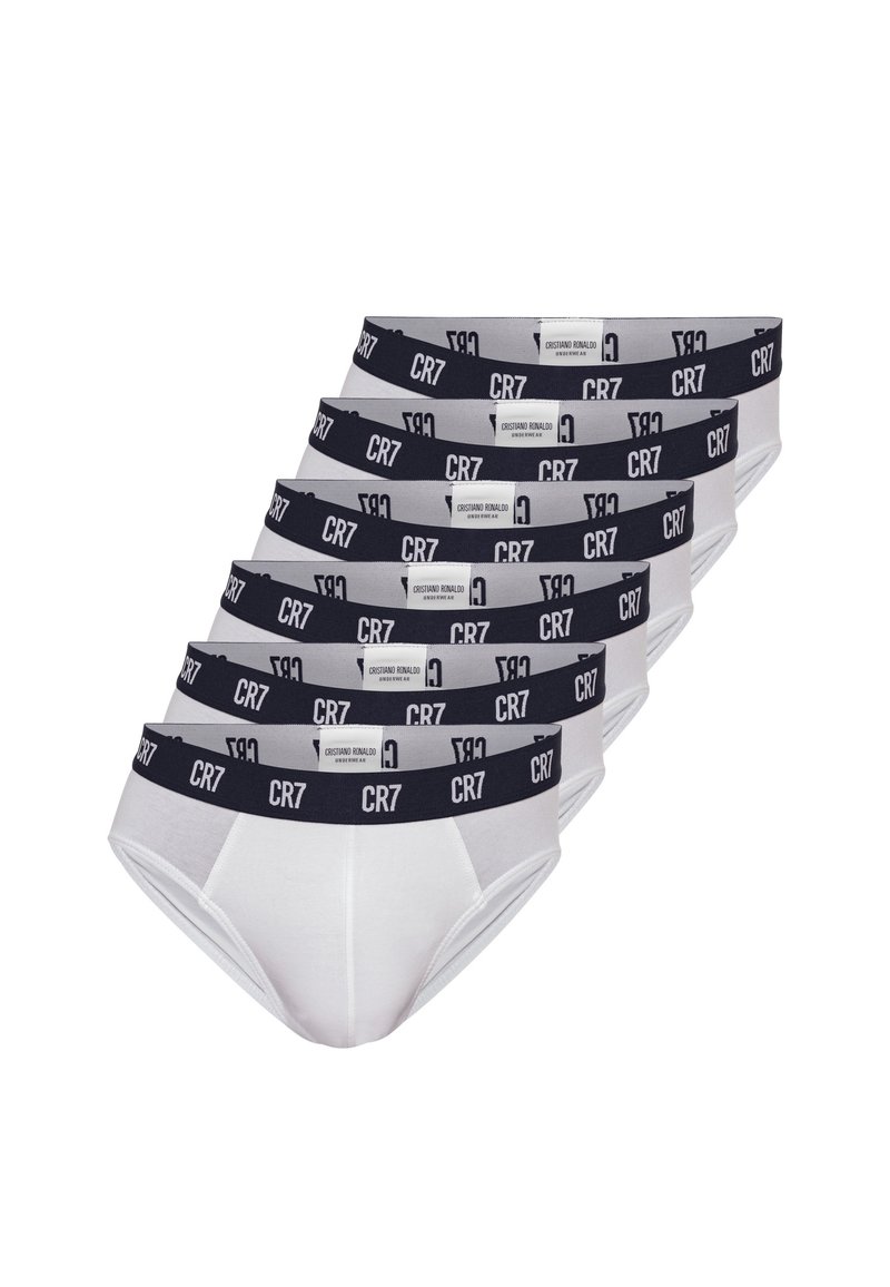 Seks hvide underbukser stablet, hver med et sort elastikbånd med "CR7" logoer og en label, der står "Cristiano Ronaldo Undertøj."