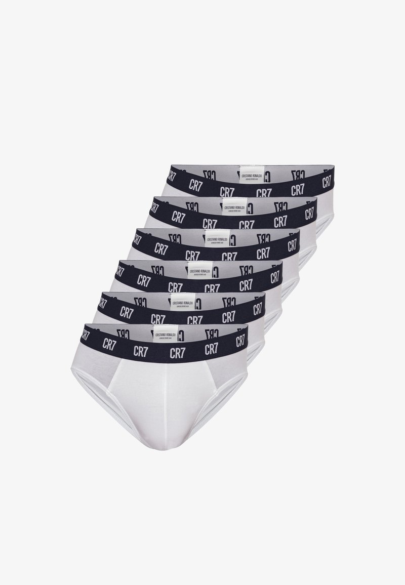 Seks hvide underbukser stablet, hver med et sort elastikbånd med "CR7" logoer og en label, der står "Cristiano Ronaldo Undertøj."