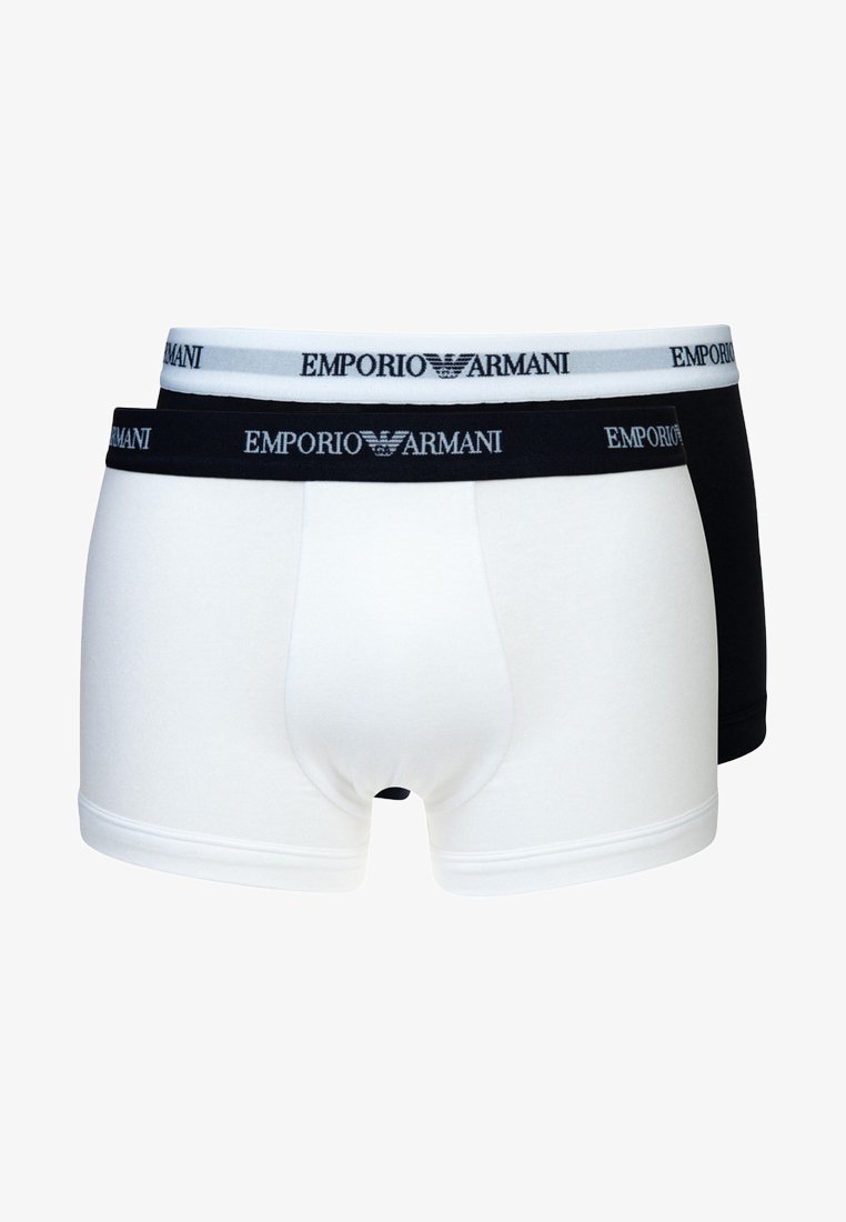 Duas pares de boxers de algodão: um branco com uma faixa preta e logótipo, um preto com uma faixa branca e logótipo. Ambos são elásticos e ajustados.