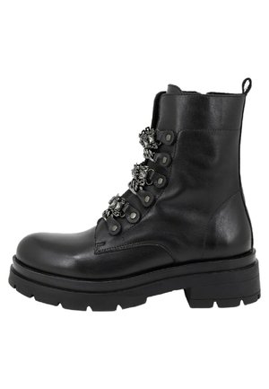 Stivaletto in pelle nera con prominenti dettagli in argento, chiusura con lacci, e suola chunky. Presenta decorazioni ornamentali sui lacci.