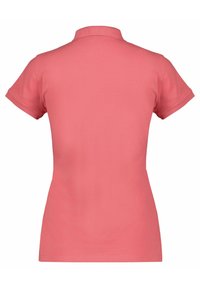 Korálová polo tričko s krátkým rukávem, které má klasický límeček, hladký bavlněný materiál a slim fit siluetu. Bez viditelných vzorů nebo ozdob.