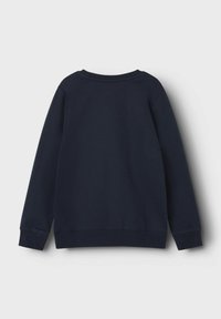 Sudadera azul marino fabricada en un tejido suave. Presenta mangas largas, cuello redondo y puños y dobladillo acanalados para un ajuste ajustado. Diseño liso en la parte posterior.
