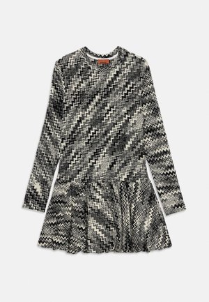 Langärmeliges Kleid in Schwarz-Weiß mit Zickzackmuster, Rundhalsausschnitt und einem gerafften Saum.